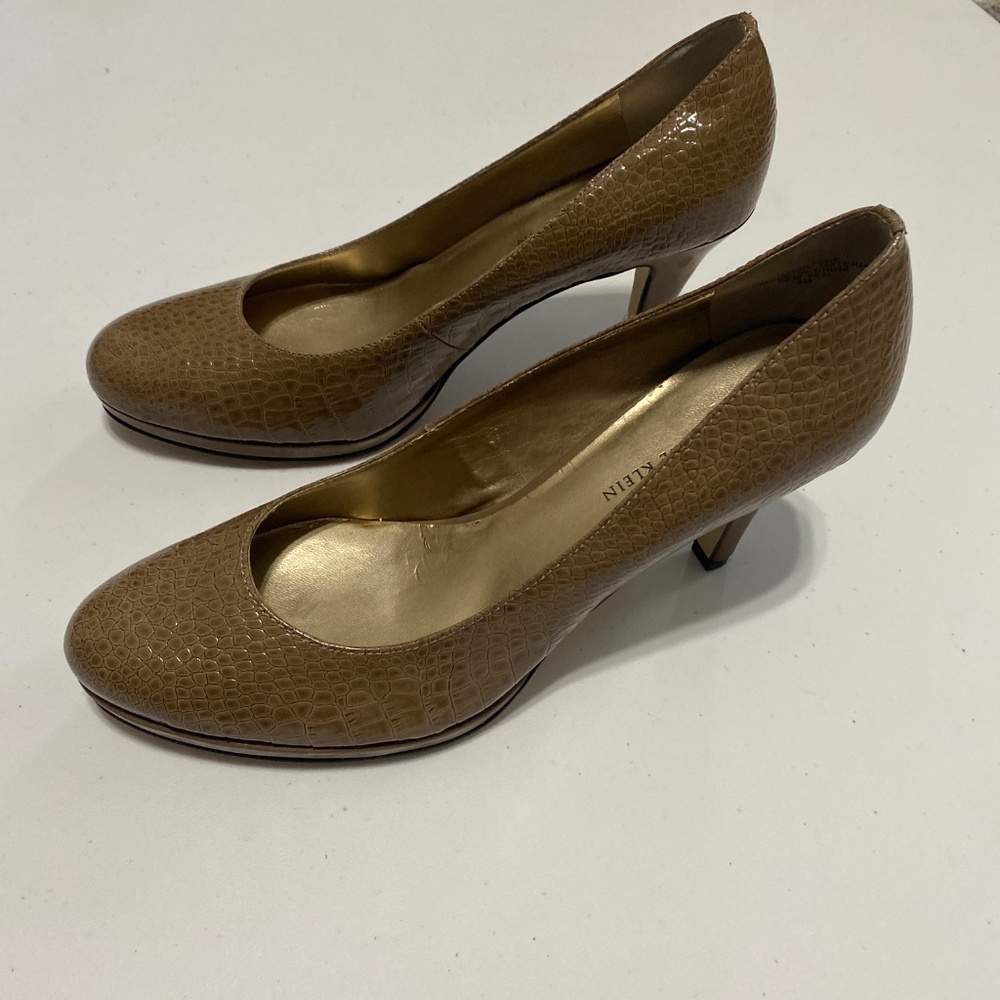 Anne Klein Womens 3” heels 8 brown taupe round toe faux alligator textured heels - Picture 3 of 9